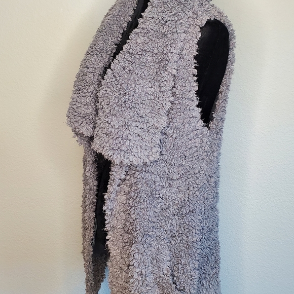 Coffee Shop Sherpa Vest - Picture 15 of 15